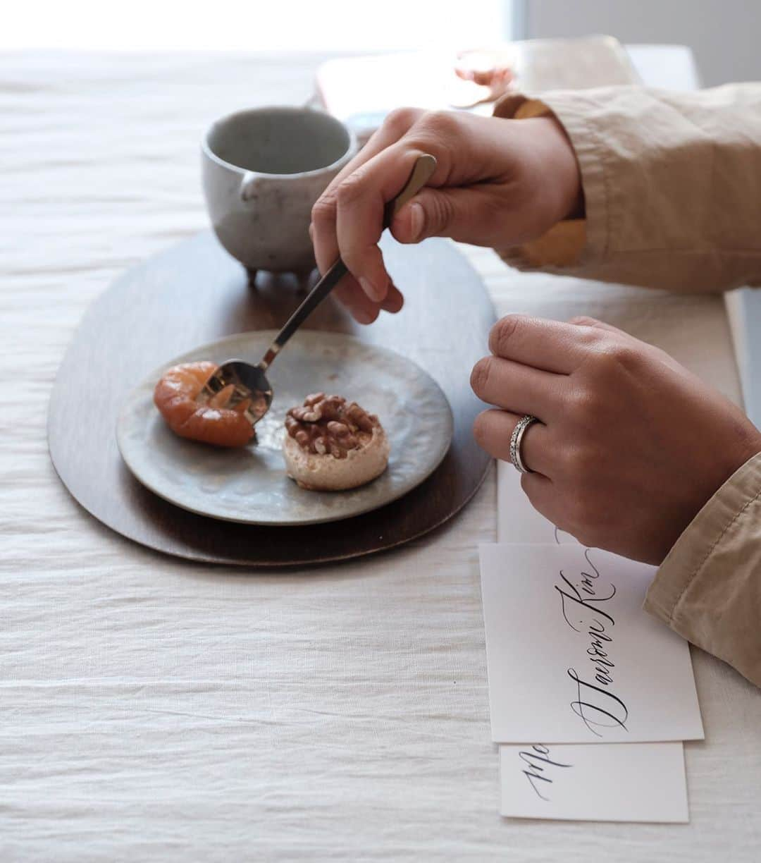 Veronica Halimさんのインスタグラム写真 - (Veronica HalimInstagram)「Workshop tea time with korean sweets and tea — #truffypi #vhcalligraphy #calligraphyworkshop #현대서예 #カリグラフィー #モダンカリグラフィー #カリグラフィースタイリング #seoulworkshops #seoul #creativeworkshop #calligraphystyling #koreaworkshop #truffypiinseoul #truffypiinkorea #vhkoreaworkshop #작업장 #모던캘리그라피 #캘리그라피」5月24日 7時17分 - truffypi