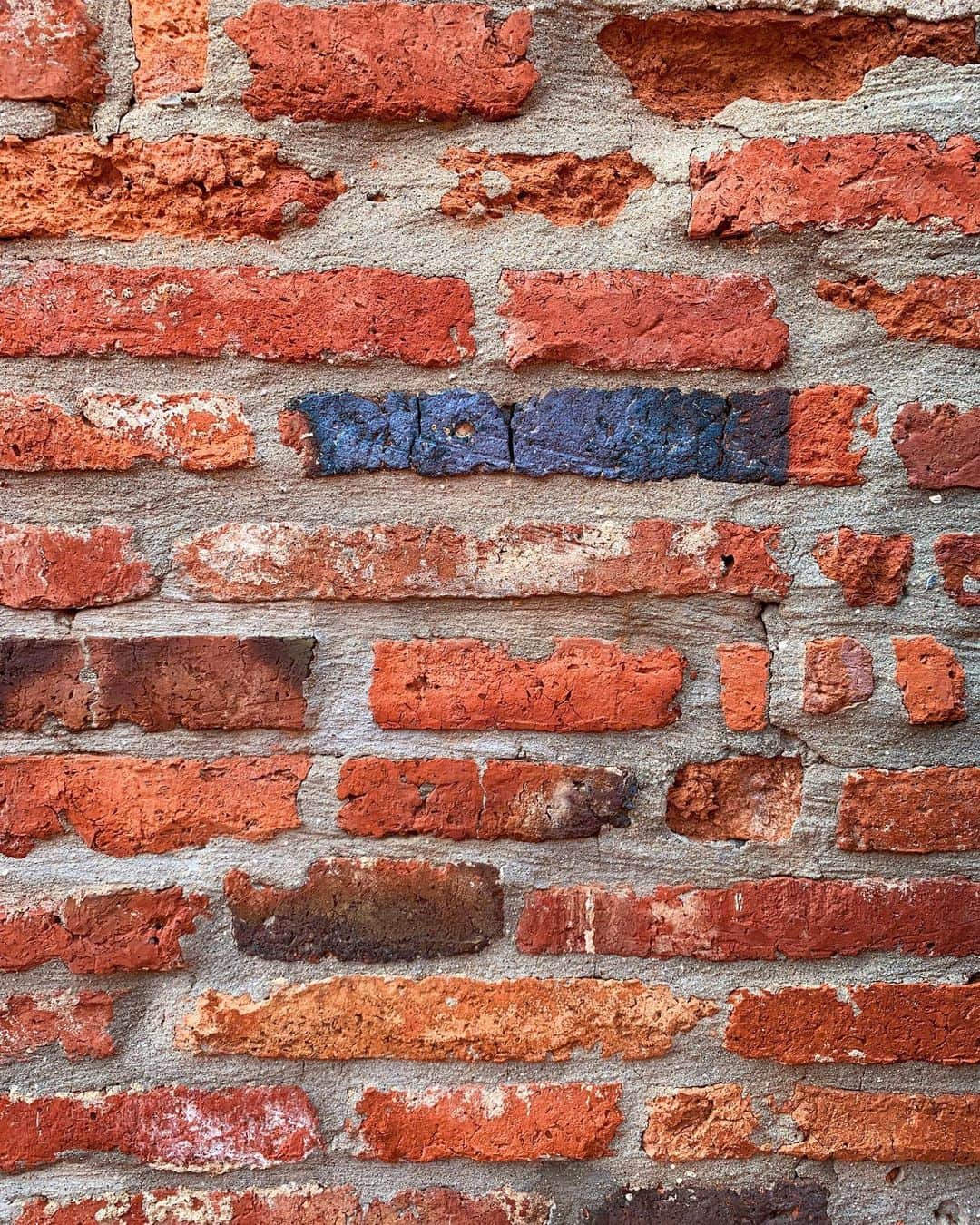 Amata Chittaseneeさんのインスタグラム写真 - (Amata ChittaseneeInstagram)「The Ancient Ruins of Ayutthaya//what’s left 🖤🧡💛Brick by Brick 💛🧡🖤 #ayutthaya #pearypieamazingthailand เด๋วนี้เห็นสีหินไม่ได้เลย รู้สึกตื่นเต้น🤩🧡 แต่อันนี้เอาเก็บกลับบ้านไม่ได้นะ 💛🧡🖤จังหวัดพระนครศรีอยุธยา」5月24日 7時18分 - pearypie