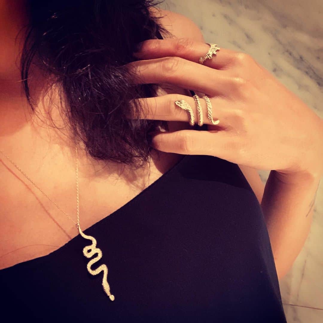 内藤陽子のインスタグラム：「ニコとラヴィ過ぎてるアップばかりだけど、私の日常に物作りは欠かせません。来月発売の新作はスネークシリーズもあります。さらりとファッションに合うようにk10でマットな質感にしています。ネックレスにはダイヤモンド1粒💎 皆様のお守り的なジュエリーになれれば幸いです🙏 そして、もうすぐ日々頑張っているニコにご褒美プチ旅行✈️なんで、パスポートとか免許証の写真って絶対変に写るよね… #パスポート #疑問 #stairtokyo」