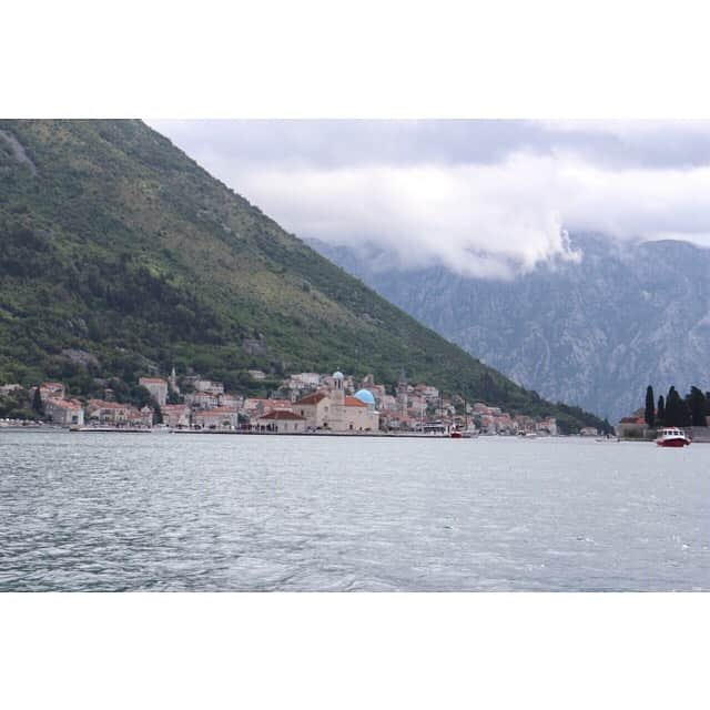 山田真以さんのインスタグラム写真 - (山田真以Instagram)「モンテネグロ🇲🇪 ブドブァや世界遺産の街コトルに行ってきました。 15世紀から18世紀の380年間、ヴェネツィアの支配下におかれていたコトル。 高い城壁で囲まれた小さくも美しい街は中世にタイムスリップしたようでした👑 #モンテネグロ#コトル#世界遺産#旅#旅行#コトル湾#アドリア海#trip#travel#montenegro#goodpic#goodtime」5月24日 7時13分 - maaai.yamada