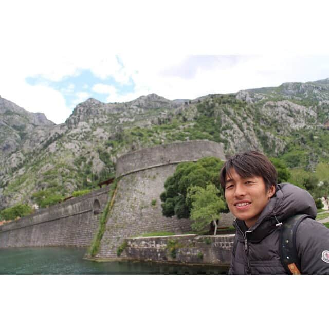 山田真以さんのインスタグラム写真 - (山田真以Instagram)「モンテネグロ🇲🇪 ブドブァや世界遺産の街コトルに行ってきました。 15世紀から18世紀の380年間、ヴェネツィアの支配下におかれていたコトル。 高い城壁で囲まれた小さくも美しい街は中世にタイムスリップしたようでした👑 #モンテネグロ#コトル#世界遺産#旅#旅行#コトル湾#アドリア海#trip#travel#montenegro#goodpic#goodtime」5月24日 7時13分 - maaai.yamada