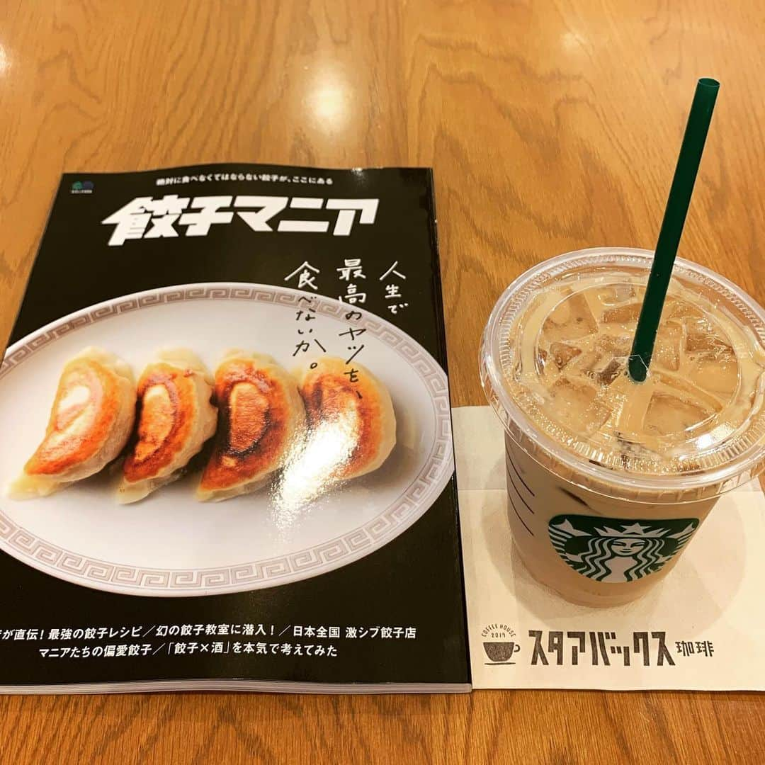 くろさんのインスタグラム写真 - (くろInstagram)「📚BOOK&CAFE☕️ #餃子マニア #人生で最高のヤツを食べないか #🥟 #starbuckslatte #starbucks #starbuckscoffee #スタバ #スタバラテ #スターバックスラテ #スタアバックス珈琲 #スターバックスコーヒー #スターバックスコーヒーTSUTAYA新橋店」5月24日 7時15分 - m6bmw