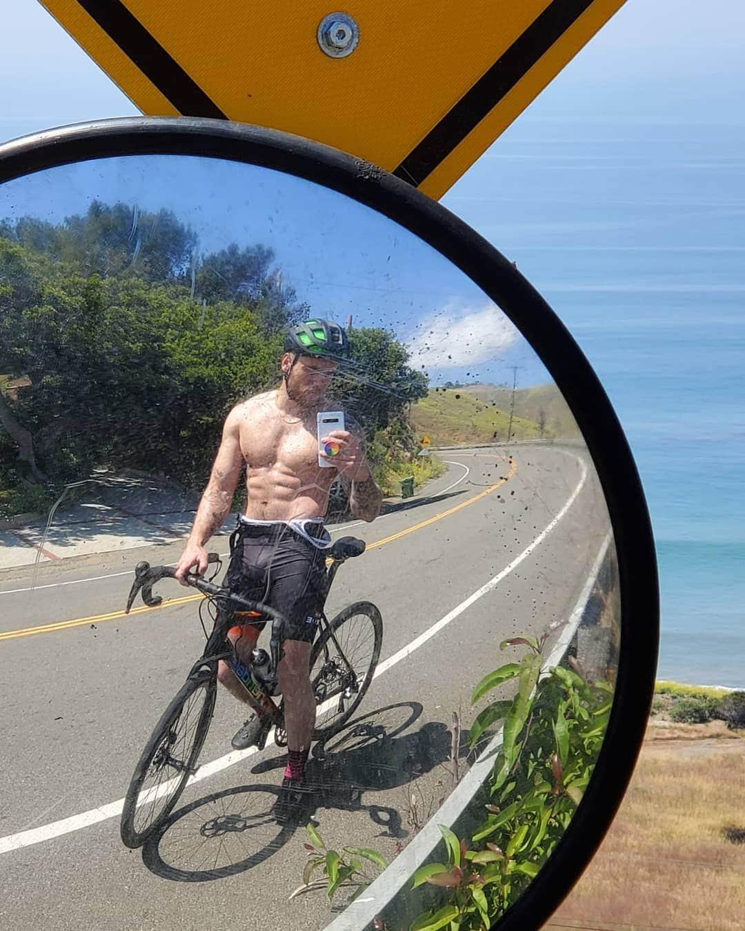ガス・ケンワージーのインスタグラム：「Just your friendly neighborhood town-bike checking in to let you know that there are only 10 days left until the start of the @aidslifecycle! It's a 545-mile-long ride which means I will literally be sacrificing my taint in an effort to fight HIV/ AIDS. If you want to support my efforts then PLEASE consider making a last minute donation at the link in my bio! Thank you for all the love and support!!! ❤️」