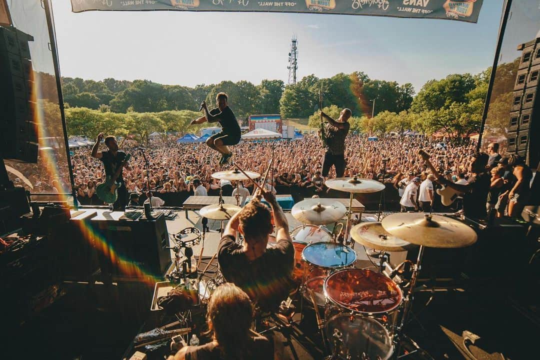 Simple Planさんのインスタグラム写真 - (Simple PlanInstagram)「Making our way to the UK today for @slamdunkmusic this weekend! ✈️✈️✈️ First time playing this festival and it’s such a sick lineup! Can’t wait to hang! Who’s coming out? Still a few tickets left before it sells out! See you there!🤘🏻🤘🏻🤘🏻」5月24日 7時19分 - simpleplan