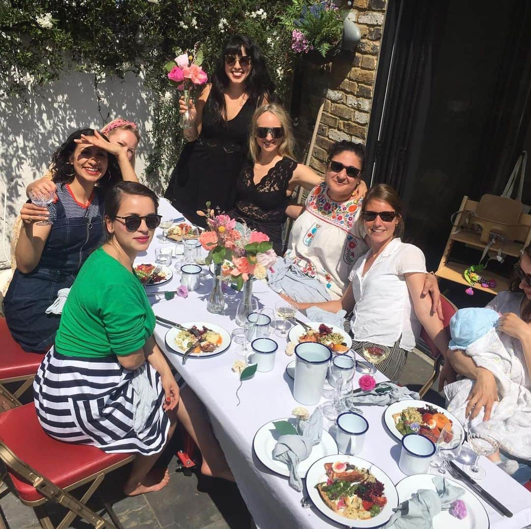 レイチェル・クーさんのインスタグラム写真 - (レイチェル・クーInstagram)「Take 1 @khoollect kitchen, 8 fabulous chefs @ciaosamin @frankie_u @violetcakeslondon @melissa.hemsley @rosiefoodie @borsch_and_no_tears @yasminkhanstories @rachelkhooks, 2 babies 👶 add some summer sunshine ☀️and you have the perfect recipe for a feast of delicious dishes and delightful conversation (or maybe a new TV show 😉). Special thank you to 🍫@bareboneschocolate 🥣@falconenamel 🍅@iowtomatoes 🍾 @nakedwines 🧀@paxtonscheese 🌸@pompomfactory  who all #gifted products for the event. . . . . . . . . . . . . . . . . #rachelkhoo #khoollect #saminnosrat #london」5月24日 7時20分 - rachelkhooks