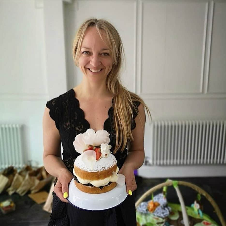 レイチェル・クーさんのインスタグラム写真 - (レイチェル・クーInstagram)「Take 1 @khoollect kitchen, 8 fabulous chefs @ciaosamin @frankie_u @violetcakeslondon @melissa.hemsley @rosiefoodie @borsch_and_no_tears @yasminkhanstories @rachelkhooks, 2 babies 👶 add some summer sunshine ☀️and you have the perfect recipe for a feast of delicious dishes and delightful conversation (or maybe a new TV show 😉). Special thank you to 🍫@bareboneschocolate 🥣@falconenamel 🍅@iowtomatoes 🍾 @nakedwines 🧀@paxtonscheese 🌸@pompomfactory  who all #gifted products for the event. . . . . . . . . . . . . . . . . #rachelkhoo #khoollect #saminnosrat #london」5月24日 7時20分 - rachelkhooks