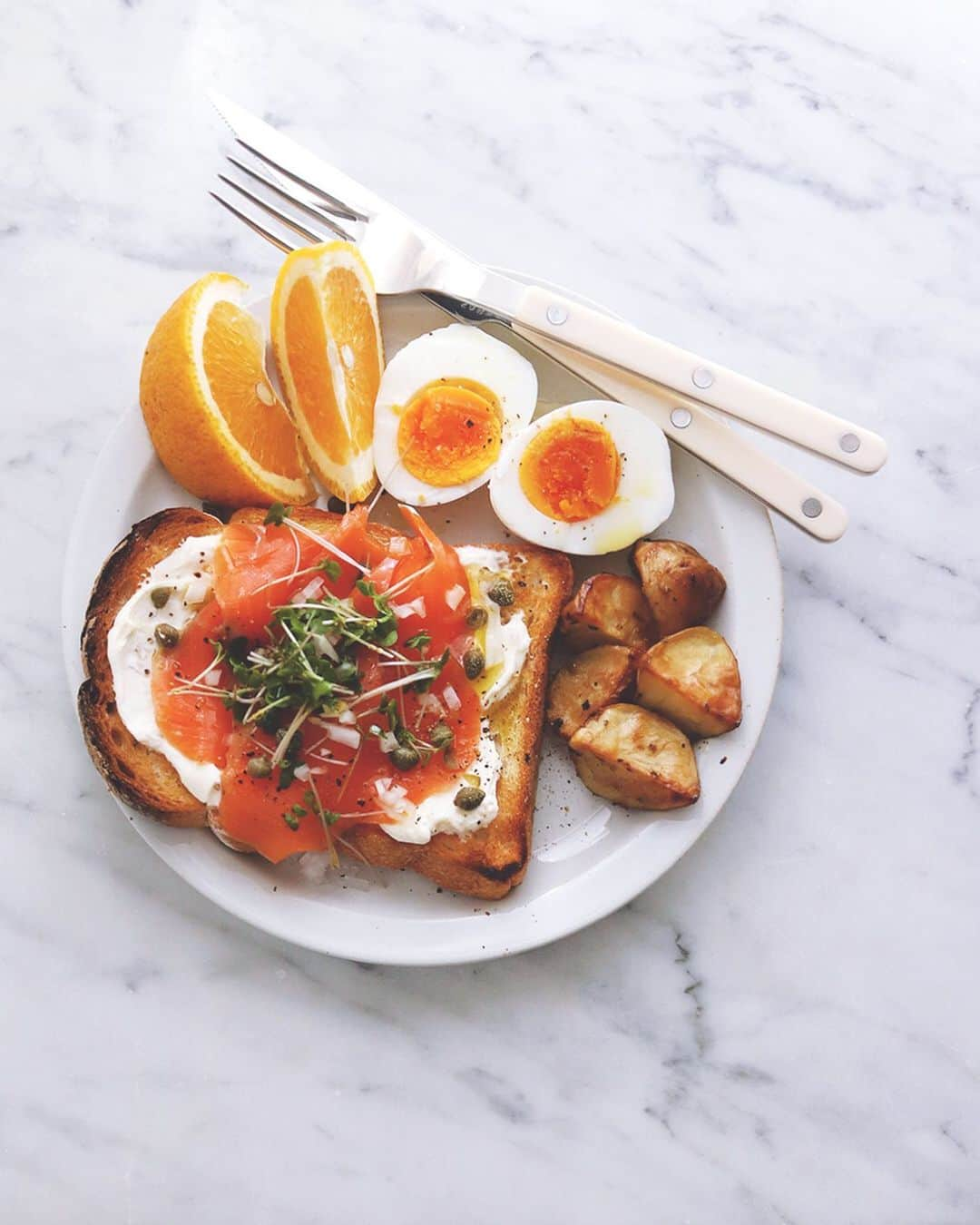 樋口正樹さんのインスタグラム写真 - (樋口正樹Instagram)「toasts with smokedsalmon . 今朝はサーモントースト。 クリームチーズを塗って、 さっとオイルマリネした スモークサーモンのせて。 ゆで卵、ハーブ塩ポテト、 甘夏添えワンプレートに。 . 今朝のパンは 外サク中フワで美味しい タカキベーカリーさんの 石窯パンの山型トースト。 @takaki_bakery_official . . 🍞お知らせ！🍞 2019タカキベーカリー パンまつり開催 ！！ . @千代田工場(北広島) 5月25日(土) 9:30～14:00 ＊雨天決行 ＊荒天の場合は中止 . タカキベーカリー千代田工場にてパンまつりを開催。広島県山県郡北広島町 春木1435 (駐車場あり/敷地内) 当日は北広島町のマスコットキャラクター花田舞太郎君来場。シェフのパン食べ方提案会、編みパン教室、親子パンづくり教室(当日予約)などイベントも開催。是非ご参加ください！子供も大人もおもいっきり楽しめますよ。 . お問い合わせ TEL 0826-72-3188 総務まで 受付時間 9:00～17:00 (平日) https://www.takaki-bakery.co.jp/festival/ . . #スモークサーモン #タカキベーカリー #石窯パン #山型トースト #パン部 #朝ごはん #朝ごパン #パンスタグラム #パン大好き #朝ごはん部 #トーストアレンジ #トースト #toast #smokedsalmon #sabreparis #花田舞太郎 #北広島町 #パンまつり」5月24日 7時24分 - higuccini