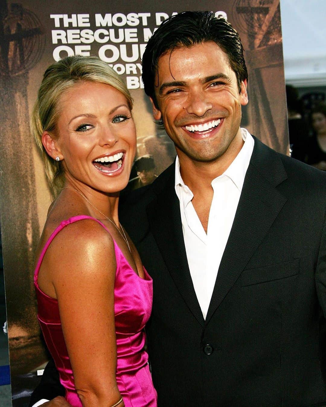 E! Onlineさんのインスタグラム写真 - (E! OnlineInstagram)「Kelly Ripa and Mark Consuelos are TIMELESS. (📷: Getty Images)」5月24日 7時35分 - enews