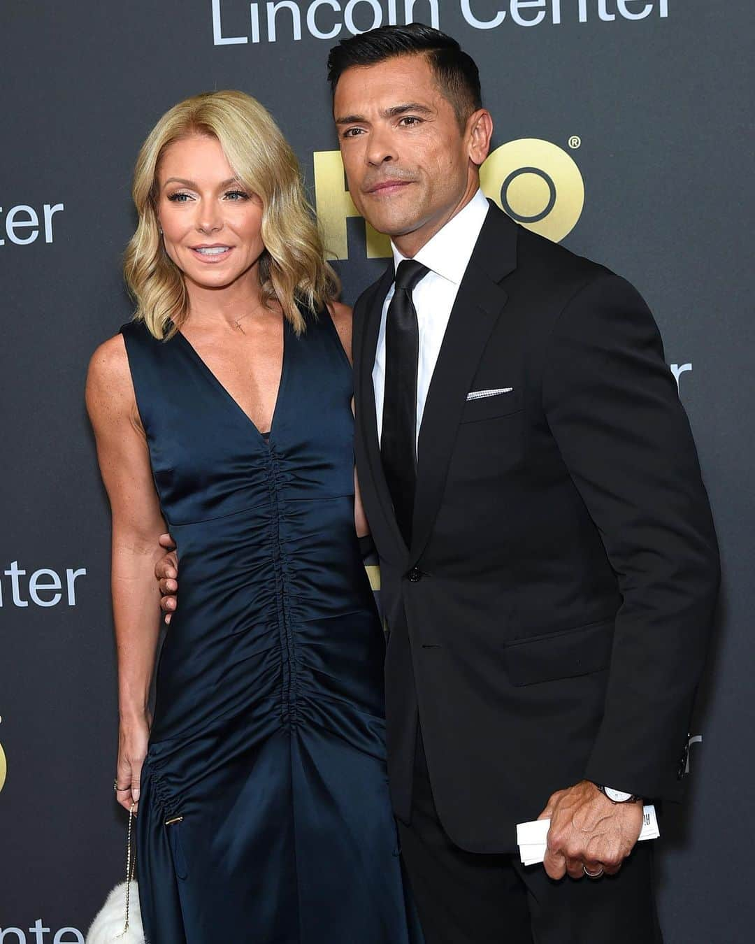 E! Onlineさんのインスタグラム写真 - (E! OnlineInstagram)「Kelly Ripa and Mark Consuelos are TIMELESS. (📷: Getty Images)」5月24日 7時35分 - enews