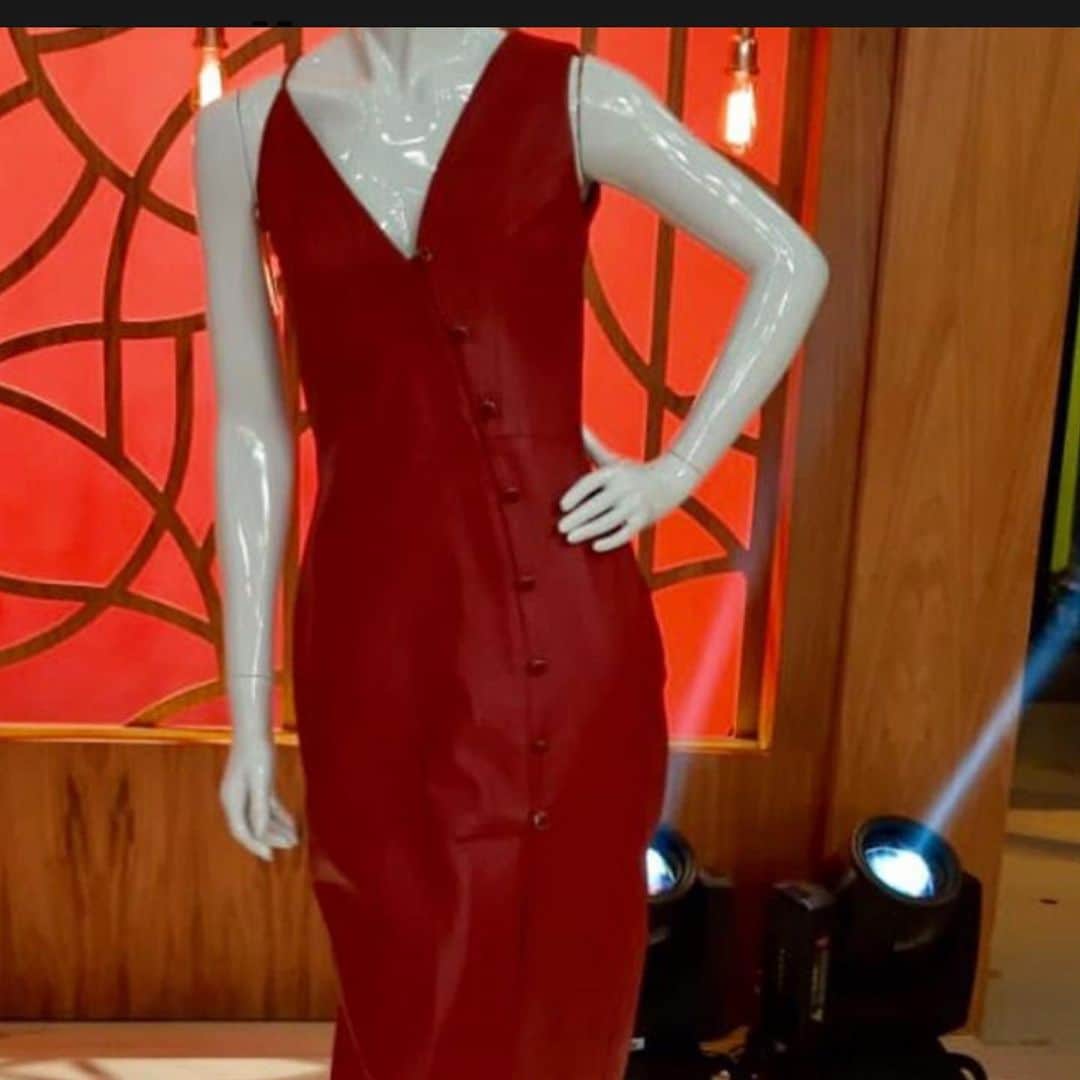 ファチマ・ベルナルデスのインスタグラム：「Quer escolher o figurino de amanhã? Vai lá site do #encontrocomfatima no @Gshow e vota. Todos os looks são lindos, mas eu já escolhi o que desejo usar nesta sexta. E vc? Mas atenção: só vale a votação no site. Os votos aqui no insta não são computados.」