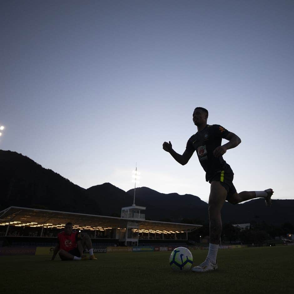 サッカー ブラジル代表チームさんのインスタグラム写真 - (サッカー ブラジル代表チームInstagram)「A alegria de voltar a vestir a camisa da #SeleçãoBrasileira e o esforço diário para conquistar o objetivo!  Ainda temos muitos dias de trabalho pela frente até a Copa América ⚽️🇧🇷💪 #JogaBola  Fotos: @lucasfigfoto / CBF」5月24日 7時30分 - cbf_futebol