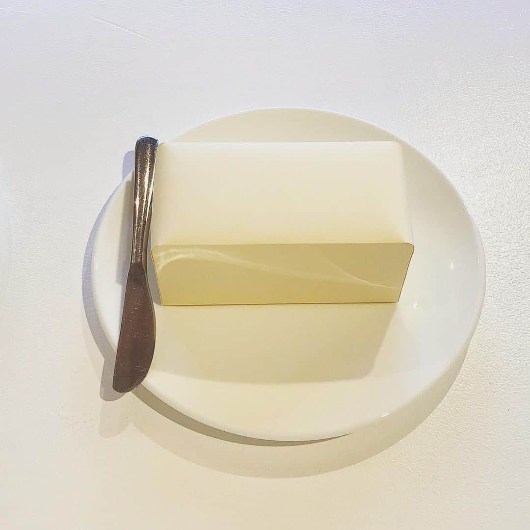 のインスタグラム：「紙のバター展 in ユトレヒト。 井上庸子さん @yo.inoue の 【  紙のバター　PAPER BUTTER 】 に行ってきました。@utrecht_nowidea . • 迷いに迷い、銀紙包みのバターを いただいて帰りました。 今週末は、ロングトラックフーズ @daily_by_longtrackfoods  のお菓子販売もありますよ。 • 会期：5月21日(火) － 6月2日(日)  12:00 - 20:00　月曜休  場所：UTRECHT 　ユトレヒト  渋谷区神宮前5-36-6ケリーマンション2C  03-6427-4041 . ●  5.25 (土) 、26 (日) 鎌倉 LONG TRACK FOODS の 特製・缶入りのウイークエンドを 販売します。 バターで作るパンケーキミックスなども。  #buuer_lovers_exhibition  #food_striptease」