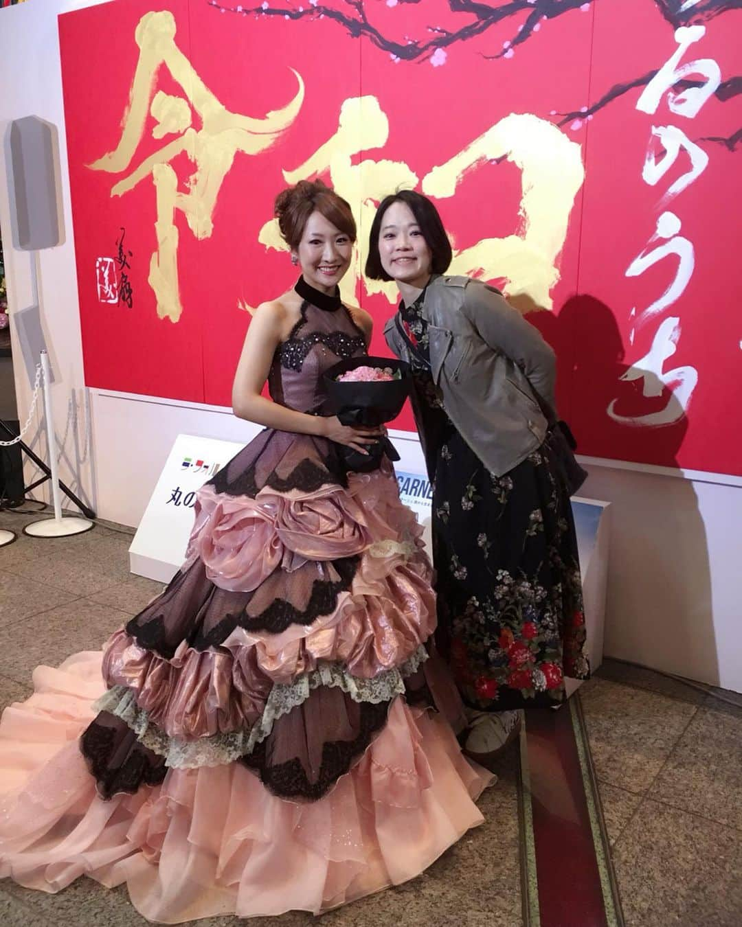 辰巳真理恵さんのインスタグラム写真 - (辰巳真理恵Instagram)「5/4 ラフォルジュルネ 丸の内エリアコンサート♪シリーズ④  昨年9月発売のデビューアルバムの際に、 大変お世話になった、 キングレコード ディレクターの渡菜保子さまと💕  渡さまのお陰で（勿論キングレコードの皆様、斉藤先生、関わってくださった全ての皆様のおかげでありますが）、私のCDが世に出られたと言っても過言ではありません。  渡さまの代表作になるよう、 まだの方は是非amazonやなどポチッとお願いいたします💖← 空港から駆けつけていただき、ありがとうございました！！✨ ドレスは神田うの様デザインの 「Scena D’uno」です🎀  @lafollejournee  @marunouchi_com  #lfj2019 #キングレコード #渡菜保子 様 #babebibobu #バベビボブュ  #丸の内ドットコム  #lafollejournée  #ラフォルジュルネオジャポン  #ラフォルジュルネtokyo  #ラフォルジュルネtokyo2019丸の内エリアコンサート  #ラフォルジュルネTOKYO2019 #丸ビル #丸ビルマルキューブ #エリアコンサート  #辰巳真理恵 #tatsumimarie #marietatsumi #sopranosinger  #cantantelirica #ソプラノ歌手  #sopranoconcert  #小倉百人一首 #万葉集 #薮田翔一作曲  #初春の令月にして気淑く風和ぎ梅は鏡前の粉を披き蘭は珮後の香を薫す  #丸の内ドットコム #丸の内gw  #神田うのさんデザイン  #scenaduno  #シェーナドゥーノ」5月24日 7時42分 - tatsumimarie