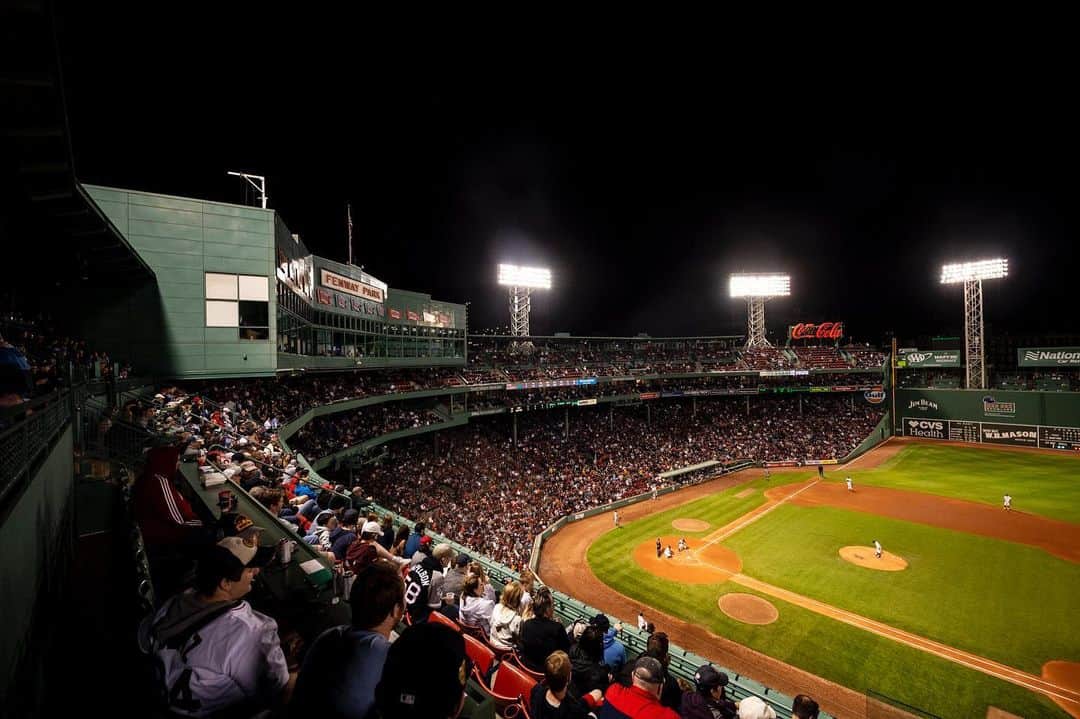 ボストン・レッドソックスさんのインスタグラム写真 - (ボストン・レッドソックスInstagram)「#tbt to baseball nights at your favorite ballpark!」5月24日 7時45分 - redsox