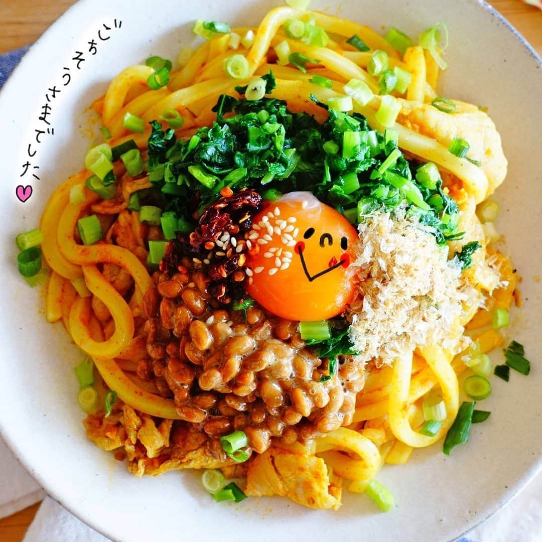 なっつ。さんのインスタグラム写真 - (なっつ。Instagram)「2019.5.24.friday PUNICAFE LUNCH. ❁ある日のおうちごはん♬ ・ふじわらのカレーのもとで まぜまぜカレーうどん ・麦茶＆ハト麦ブレンド茶 ❁ #ふじわら のカレーのもとを使って 混ぜ混ぜカレーうどん♪  冷凍うどんと豚肉を一緒に茹でて お湯を切ったら こめ油とカレーのもとを混ぜておいた ボールに投入してまぜまぜ。  トッピングに茹でた大根のはっぱのみじん切り 納豆、かつおぶし・ふじわらの美味しい唐辛子をトッピングして 出来上がり――――🥰 ふじわらの調味料 ほんと美味しくて大好き♡ まぜまぜして食べる美味しさ♡ (画像ないけど(笑)) たまらんです😆♥️ ごちそうさまでした。 . さーて❗今日も頑張っていきましょー😊 暑くなってきたから エアコンのタイミング気を付けないと🙄 ・ ・ ・ #あたらしい日常料理ふじわら#今週もいただきます#なっつごはん🍚#なっつの絵日記」5月24日 7時49分 - punipopo