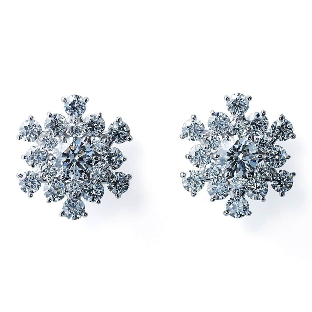 NIWAKAさんのインスタグラム写真 - (NIWAKAInstagram)「18k white gold and diamond studs from our HANAYUKI collection. The beautiful, geometric perfection of a single snowflake is the inspiration behind these elegant earrings. #18kWhiteGold #diamonds #VanityFair2019 #RedCarpet #Niwaka #NiwakaCollections #俄 #FineJewelry」5月24日 8時01分 - niwaka_collections