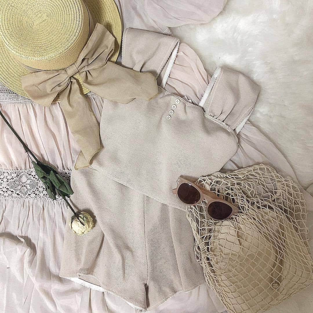 MERYさんのインスタグラム写真 - (MERYInstagram)「. 夏になるまでに水着をGETしましょう♡シンプルなデザインのアイテムから女の子らしいデザインのものなど、様々なデザインが揃っています！ぜひ、お気にいりの水着を見つけてくださいね。 . MERYでは他にも「かわいい」に近づくさまざまな情報を発信しています。 @mery.beauty コスメ・美容に特化した情報をお届け♡ @mery_spot 話題のカフェやお出かけスポットをご紹介！ こちらもぜひチェックしてみてください！ . . photo by @________erikaitou___ @r_ena13 @chintomo_gs @aiminn0806 . #MERY #regram #instagram #swimwear #summer #didotshowroom #didot #beige #pink#feminity #feminity #dazzlin #niceclaup #ナイスクラップのswimwear #ブラック水着 #ベージュ水着 #ピンク水着 #ダズリン #三愛 #サングラス #チュール水着 #置き画 #水着コーデ #ビキニ #ナイスクラップ #水着 #お洒落 #お洒落さんと繋がりたい #MERY女子 #メリー」5月24日 8時00分 - mery.jp