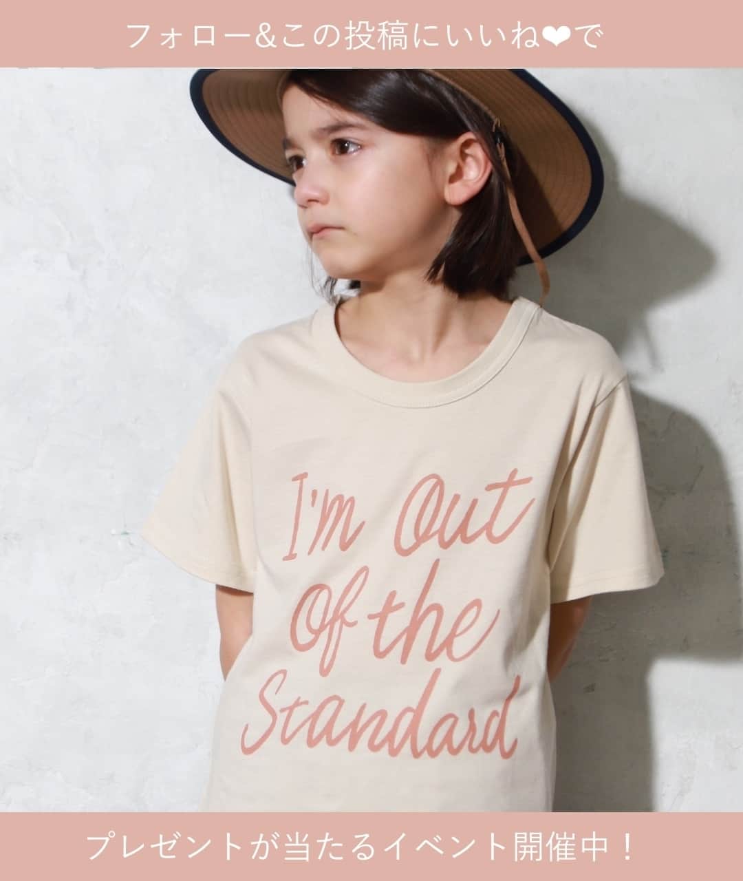 のインスタグラム：「プロフィールのURLからLINE@お友達登録で10%オフクーポン🎁  プリント半袖ショートスリーブTシャツ ¥900  やっほ〜😘マノンだよ💕  どんなコーデにも合わせやすい、半袖ロゴTシャツ! シンプルなTシャツは使い回し抜群💕ロンTやアウターを合わせれば秋まで長く使っていただけます😍  今回はこのトップスをプレゼント🎁  当アカウントをフォロー&いいねで1名様にプレゼント🎀 マノラーのみんなは欲しいサイズをコメントしてね〜🎁 ※当選発表はインスタストーリーズ&DMにてご当選者様にのみご連絡致します😍 👉MANON購入歴がある方は『#coucou_manon #購入歴あり』と投稿で優先当選(履歴確認あり)♪ 👉スクショで紹介投稿や拡散した方は当選確率UP♫ 👉応募は何度でも複数商品でもＯＫ！ 🍭おかげさまで公式LINE@お友だち数9,000人突破🍭 MANONをお得にご利用頂くにはLINE@友だち登録がとってもオススメだよ〜😍 プロフィールのURLをクリック→公式オンラインショプ内のLINE@お友達登録リンクをクリック  MANON LINE@公式アカウントではお友達限定で 👉LINEお友達限定10%OFFクーポン 👉週末限定タイムセールセール 👉新作入荷  等のお得な最新情報をいち早くお届けしますよ❤ #ククマノン #coucoumanon #coucou_manon #キッズ撮影会 #kidscode #キッズ服 #キッズコーデ #キッズファッション #キッズモデル #子供 #子供服 #ギフト #娘コーデ #キッズフォト #ムスメ #親バカ部 #リンクコーデ #親子コーデ #子供服通販 #子供服コーデ #女の子コーデ #男の子コーデ #フォトコンテスト #フォトスタジオ #フォトブース #写真会 #フォトイベント #boheme"」