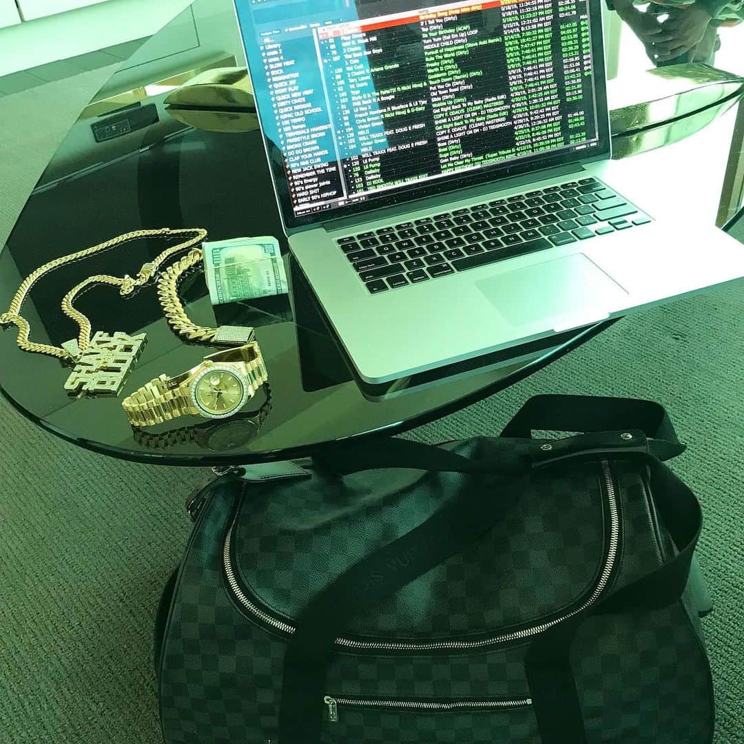 ファンクマスター・フレックスのインスタグラム：「“Just touched down in a da airport” I’m not big on traveling but Maria wants to gamble! 🤷🏿‍♂️ (Getting my playlist RIGHT) “We Working”- Red Alert Voice!」