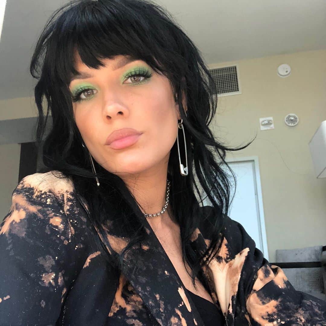MTVさんのインスタグラム写真 - (MTVInstagram)「#Halsey is the queen of the color green, please update your records accordingly 💚 | 🔁 @iamhalsey」5月24日 8時00分 - mtv