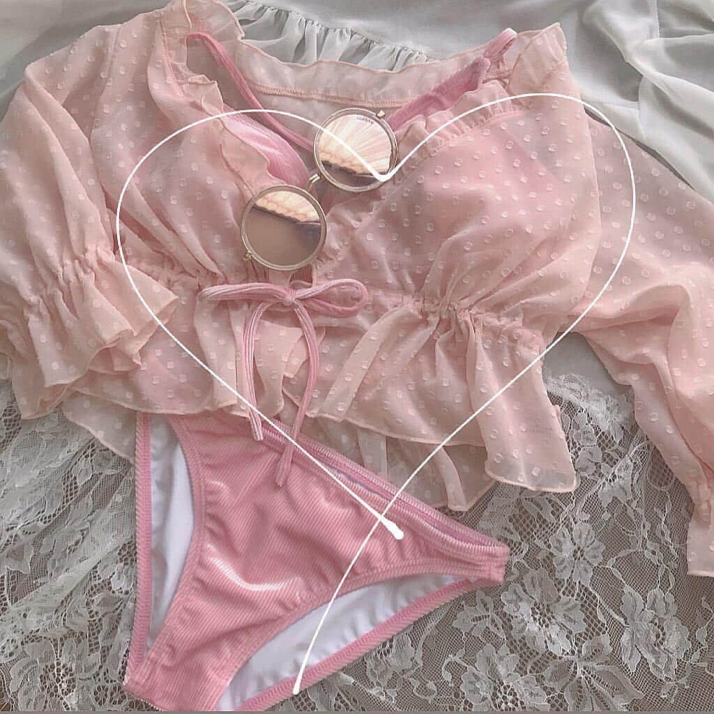 MERYさんのインスタグラム写真 - (MERYInstagram)「. 夏になるまでに水着をGETしましょう♡シンプルなデザインのアイテムから女の子らしいデザインのものなど、様々なデザインが揃っています！ぜひ、お気にいりの水着を見つけてくださいね。 . MERYでは他にも「かわいい」に近づくさまざまな情報を発信しています。 @mery.beauty コスメ・美容に特化した情報をお届け♡ @mery_spot 話題のカフェやお出かけスポットをご紹介！ こちらもぜひチェックしてみてください！ . . photo by @________erikaitou___ @r_ena13 @chintomo_gs @aiminn0806 . #MERY #regram #instagram #swimwear #summer #didotshowroom #didot #beige #pink#feminity #feminity #dazzlin #niceclaup #ナイスクラップのswimwear #ブラック水着 #ベージュ水着 #ピンク水着 #ダズリン #三愛 #サングラス #チュール水着 #置き画 #水着コーデ #ビキニ #ナイスクラップ #水着 #お洒落 #お洒落さんと繋がりたい #MERY女子 #メリー」5月24日 8時00分 - mery.jp