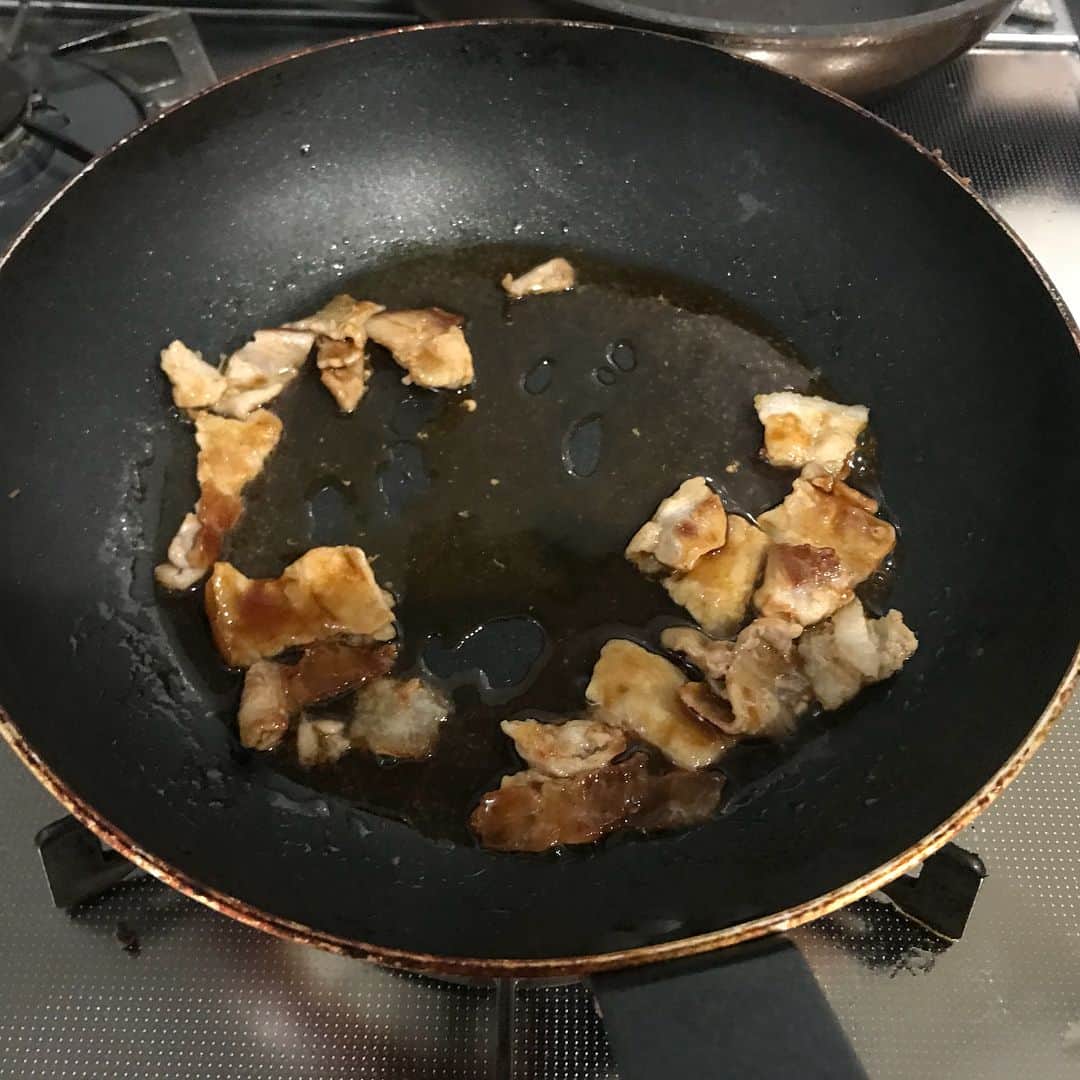 山本ゆりさんのインスタグラム写真 - (山本ゆりInstagram)「めっちゃ簡単で美味しいごはん﻿ ﻿ 【オイスター豚玉飯】﻿ ﻿ なんと味付けはオイスターソース(と塩少々)のみ！﻿ ﻿ ①ご飯を器に盛っておく。卵2個、水大さじ2、塩少々を混ぜる。フライパンに多めの油を熱して卵液を流し、半熟状に焼き、ご飯に乗せる。﻿ ②小さめに切った豚バラ肉40gを炒め、色が変わったらオイスターソース小さじ2、水大さじ1を絡めて①にかける。あれば万能ネギなんぞを。﻿ ﻿ ●ご飯に味つけしてないぶん、タレは濃い味になっています。ご飯の量により全部かけたらしょっぱいので調節を。﻿ ﻿ ●オイスターソースないわ！という方は[砂糖小さじ１/２+しょうゆ大さじ１/２+鶏ガラスープの素少々+水大さじ１]でも、同じではないですが美味しくできます！﻿ ﻿ #ウスターソースちゃうで #レシピ #簡単レシピ #おうちごはん」5月24日 8時02分 - yamamoto0507