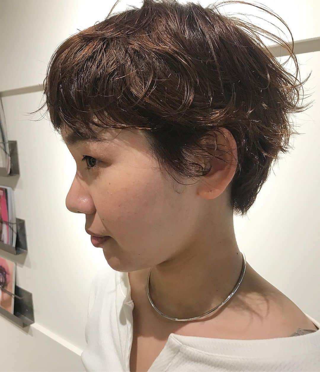 高橋忍さんのインスタグラム写真 - (高橋忍Instagram)「ストレートな質感を残さない様に もみあげとえりあしにも長さを 少し残してクルンとパーマが ｋａｗａｉｉ  Feminine な ベリーショート。  #パーマ#ベリーショート  #ショートカット#ショートヘア #もみあげ#えりあし #前髪#フェミニン #ヘアカタログ #ニュース」5月24日 8時04分 - nanuk_takahashi.buri