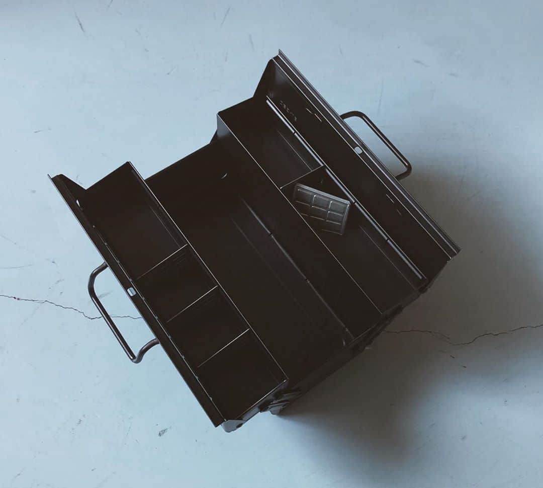 株式会社津田商会さんのインスタグラム写真 - (株式会社津田商会Instagram)「レトロなルックスと無骨なフォルムのスチール製二段式工具箱。 成形から組立て、塗装まで一貫したMade in Osaka, Japanにこだわり生産されています。 ・ 上段は仕切り板を好みの位置に配置できる取り外し式。細かなパーツの仕分けに。 下段は仕切りがなくギア類がガチャガチャたくさん入ります。 ・ カラーはミリタリーグリーン、半艶ブラック、シルバーの3色。 ・ #工具箱 #ツールボックス #ギアボックス #タックルボックス #スチール #ワーク #キャンプ #キャンプ道具 #釣り#industrialdesign #東洋スチール」5月24日 8時15分 - tsudashokai