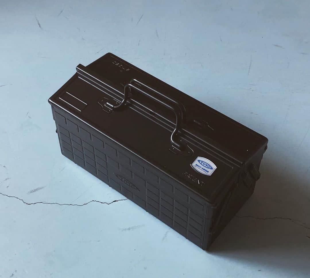 株式会社津田商会さんのインスタグラム写真 - (株式会社津田商会Instagram)「レトロなルックスと無骨なフォルムのスチール製二段式工具箱。 成形から組立て、塗装まで一貫したMade in Osaka, Japanにこだわり生産されています。 ・ 上段は仕切り板を好みの位置に配置できる取り外し式。細かなパーツの仕分けに。 下段は仕切りがなくギア類がガチャガチャたくさん入ります。 ・ カラーはミリタリーグリーン、半艶ブラック、シルバーの3色。 ・ #工具箱 #ツールボックス #ギアボックス #タックルボックス #スチール #ワーク #キャンプ #キャンプ道具 #釣り#industrialdesign #東洋スチール」5月24日 8時15分 - tsudashokai