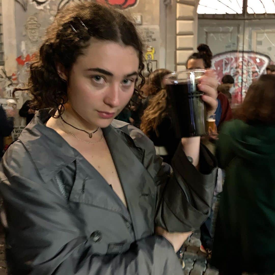 ナネットレポーのインスタグラム：「Violet’s last night in Rome  forced to drink a solo cup of red wine 🍷 🇮🇹😘」