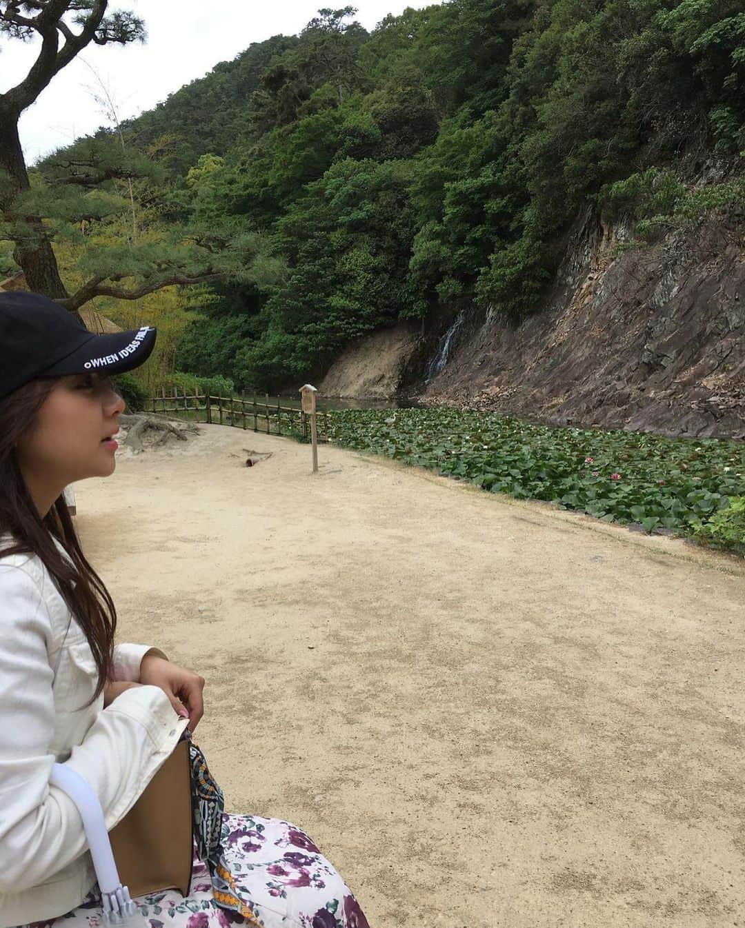 由井香織さんのインスタグラム写真 - (由井香織Instagram)「香川の高松市にある栗林公園。わたしの大好きな庭が充実していて、滝もひっそりとあって、興奮しまくりでした😍😍手打十代うどんバカ一代という人気らしいお店で有名な釜バターうどんを🍽香川でさぬきうどんを食べれたけど、違いがよくわからなかったかな😂 #trip #香川 #高松市 #うどん #栗林公園 #にっぽん丸 #クルーズ旅行 #四国旅行 #観光 #さぬきうどん」5月24日 8時16分 - yuikaori_y