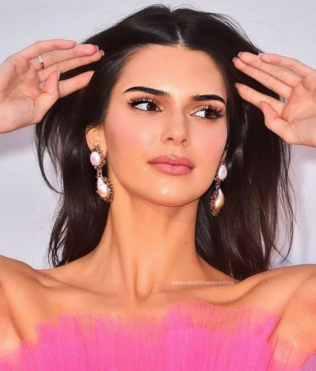 Hrush Achemyanさんのインスタグラム写真 - (Hrush AchemyanInstagram)「She’s everything & more! #AMFAR @kendalljenner LEWK. Do you guys die or what!!!! #cannes makeup by #styledbyhrush hair by @amandaleehair #kendalljenner」5月24日 8時17分 - styledbyhrush