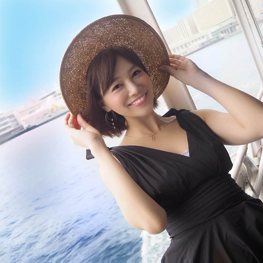 のインスタグラム：「おはよん😊✨ . 今朝は香港でスターフェリーに乗った時の❣️いつもよりちょっとドレスアップして、風を感じながらみる始めてのフェリーと香港の景色🥺✨とっても最高でした️💕 . そんな風にいつもと気分を変えてくれるシャンプーがラックスルミニークから登場🥰✨ . ボトルの10本に1本、❤️と♣️のラッキーデザインになったレアボトルがあるみたい🙆‍♀️💕 レアデザイン見つけたらHAPPYなことが起こりそうだよね😘💕 このハピネスブルームは幸せを感じる香りだよ😊 . わたしもいつもとムードチェンジ😚💕 . ちなみにラックスルミニークが届いた箱もバルーンで溢れるサプライズ🙆‍♀️ すっかりHAPPYムードにしてもらいました❤️ . 今日も1日頑張ろうねっ✨❤️ . #ラックス #ルミニーク #pr #香港 #hongkong #スターフェリー #フェリー #starferry #ferry #香港旅行 #ドレスアップ #海外旅行 #旅行 #ショートヘア #ボブ #hairstyle #ヘアスタイル #ショート #dressup #happy #smile #china #中国 #asian #asianbeauty #beauty」