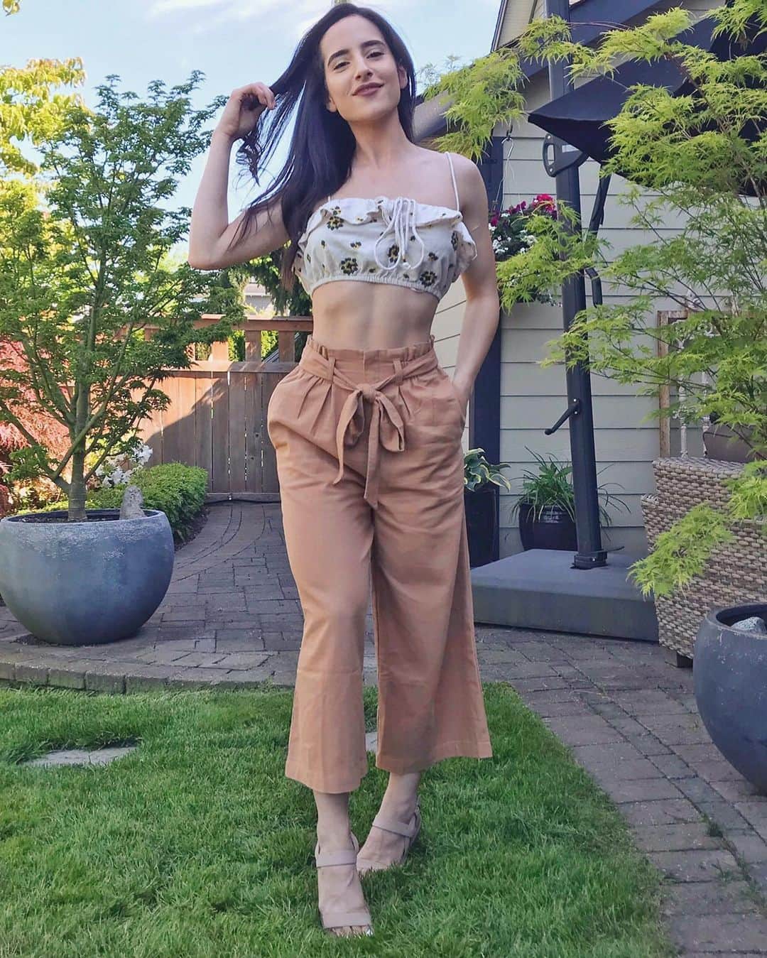 Sarah Ramadanのインスタグラム：「just your friendly neighbourhood weirdo awing at every garden she steps in 🌻😬 ⠀ #mysuperpowerissayingawwwwwwateverysingleflowershesees #makingyoudreadmycompany #andseverelyquestionyoursanity #heheh」