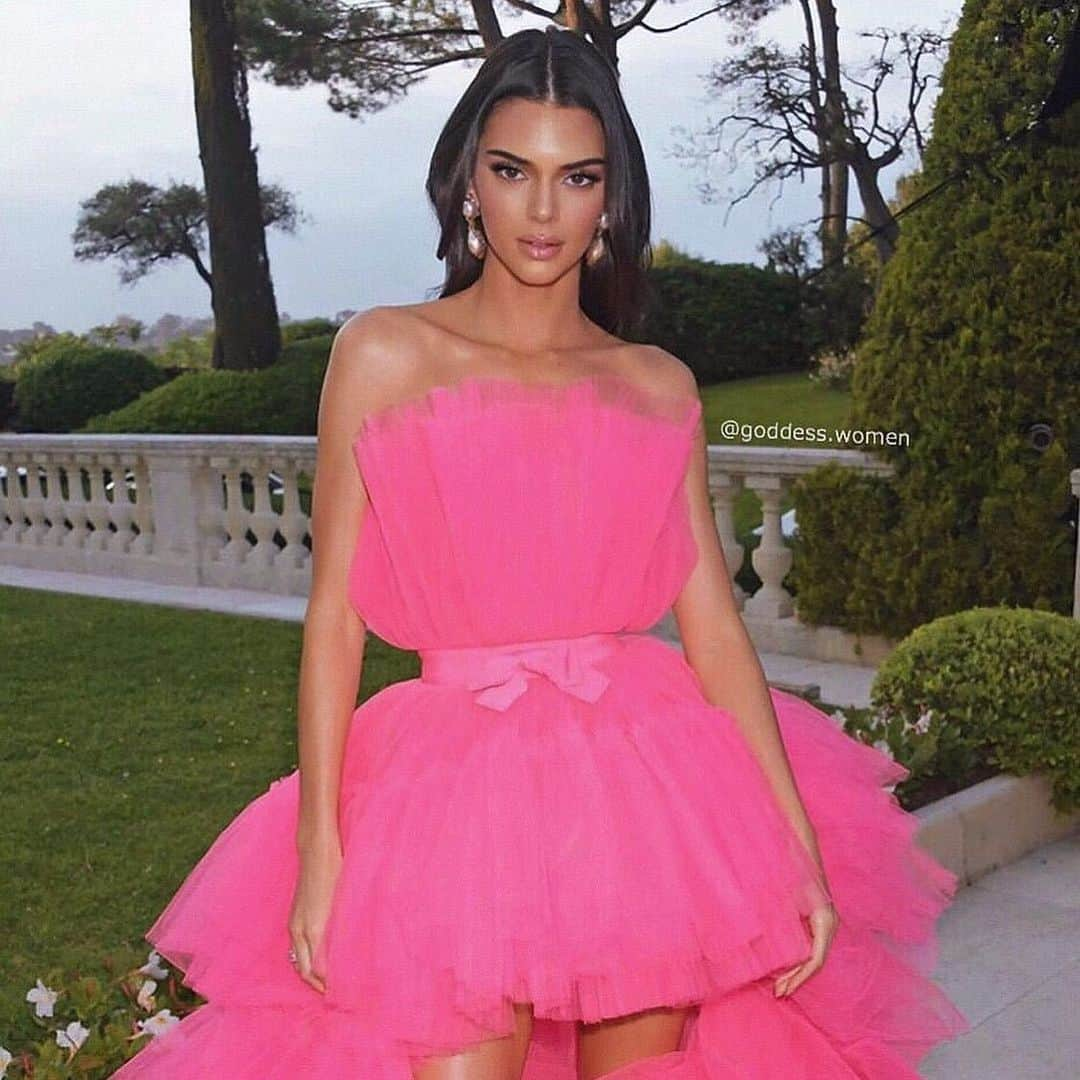 Hrush Achemyanさんのインスタグラム写真 - (Hrush AchemyanInstagram)「Caption this vibe @kendalljenner Makeup by #styledbyhrush Hair by @amandaleehair #kendalljenner #amfar」5月24日 8時36分 - styledbyhrush