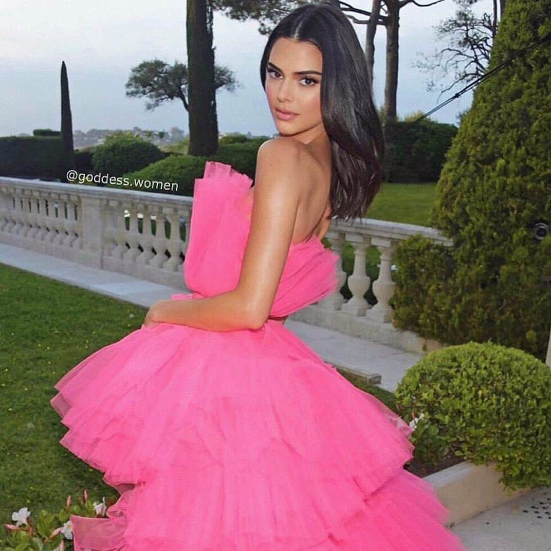 Hrush Achemyanさんのインスタグラム写真 - (Hrush AchemyanInstagram)「Caption this vibe @kendalljenner Makeup by #styledbyhrush Hair by @amandaleehair #kendalljenner #amfar」5月24日 8時36分 - styledbyhrush