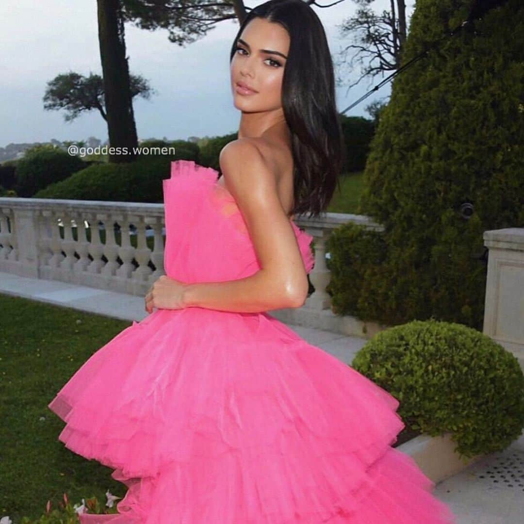 Hrush Achemyanさんのインスタグラム写真 - (Hrush AchemyanInstagram)「Caption this vibe @kendalljenner Makeup by #styledbyhrush Hair by @amandaleehair #kendalljenner #amfar」5月24日 8時36分 - styledbyhrush