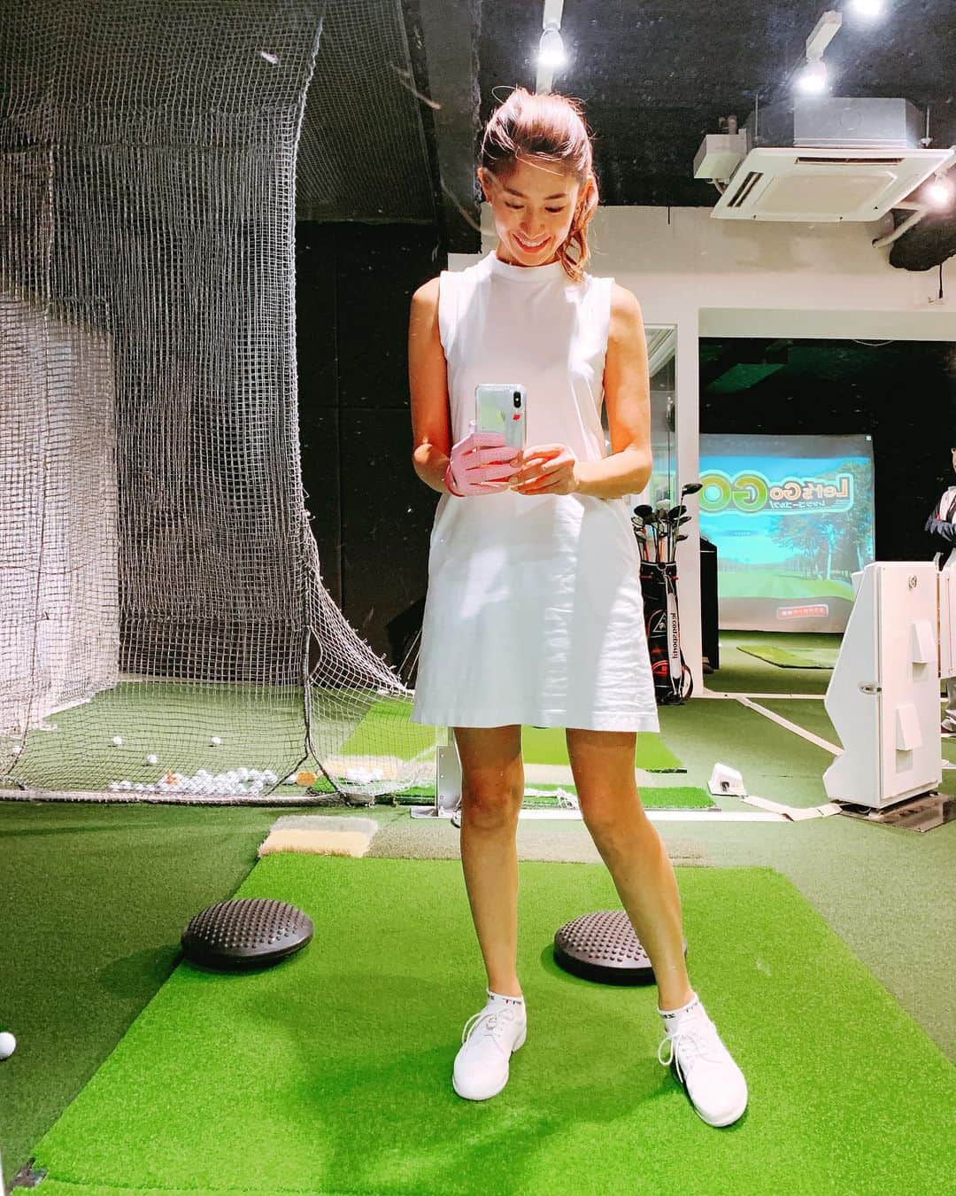森下千里のインスタグラム：「昼間は赤。 その後白。 同じ服着てる🤣  着やすくて使いやすいゴルフウェア⛳️ . . #golf #ゴルフ  #いつでも #ゴルフウェア #シンプル #ワンピ #ポケット #コーデ #今日のコーデ #もう夏 #サンデーバンク」