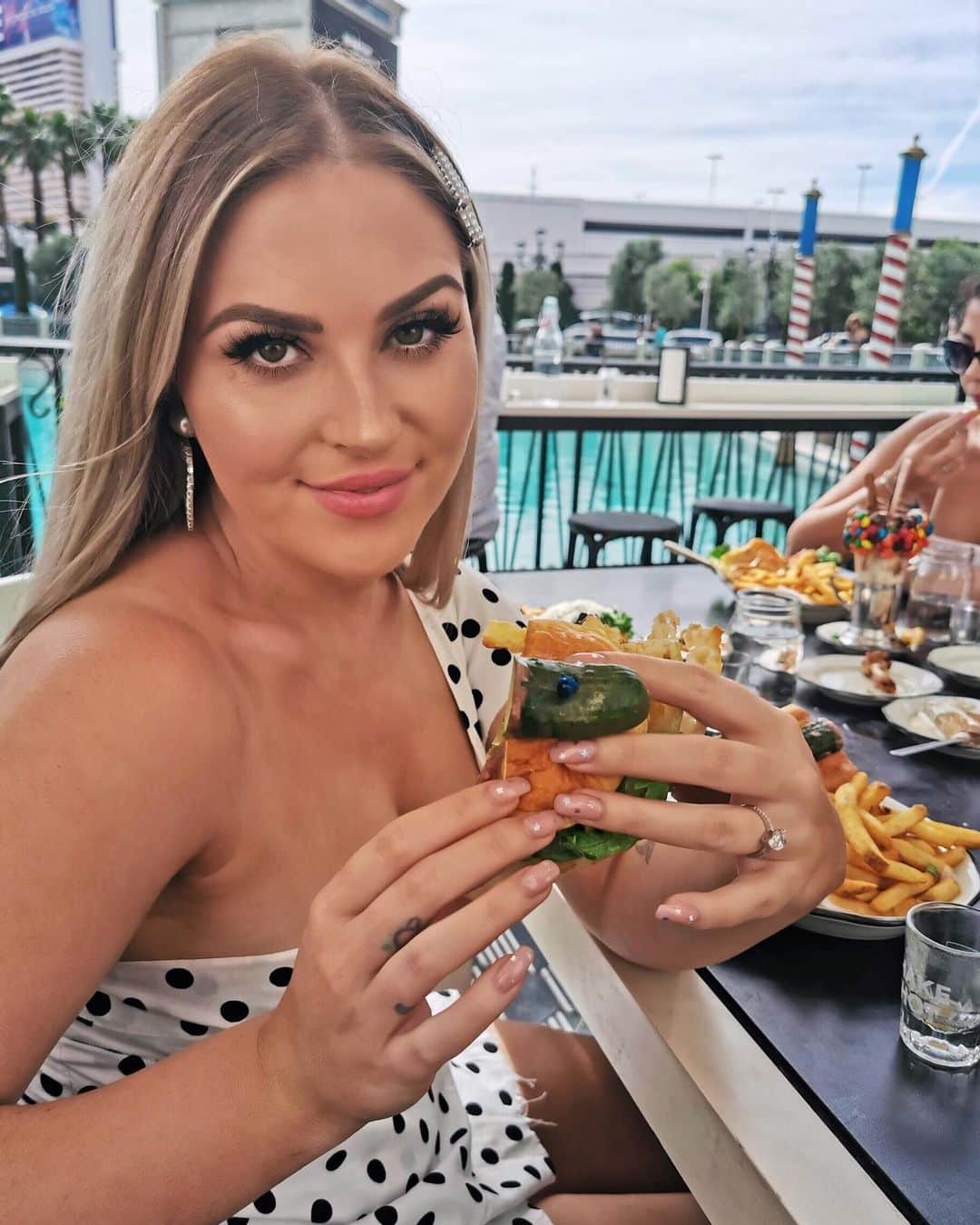 Shannonさんのインスタグラム写真 - (ShannonInstagram)「I’m a cLaSsY lady 🍽 swipe 🥰💜 sitting in the airport atm going through photos and craving another burger right now 😂 this is from @blacktaplv at @venetianvegas 💕 ridiculous 🤤 I am so hyped to see my babies in like 24hr wow 😭🐶 oh and while you are here, I uploaded a huge declutter today, throwing away $1000’s of lipstick! 🙉🙈 #shaaanxo #venetianvegas #lasvegas」5月24日 8時46分 - shaaanxo