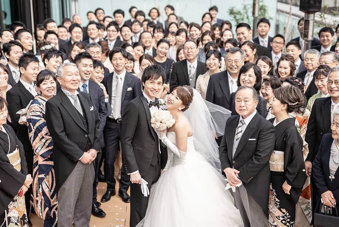 のインスタグラム：「みんなそろって良い顔されている中、新婦さんのお父さんだけ笑顔が複雑そうに見えるのは僕の思いこみだろうか. . . . .」