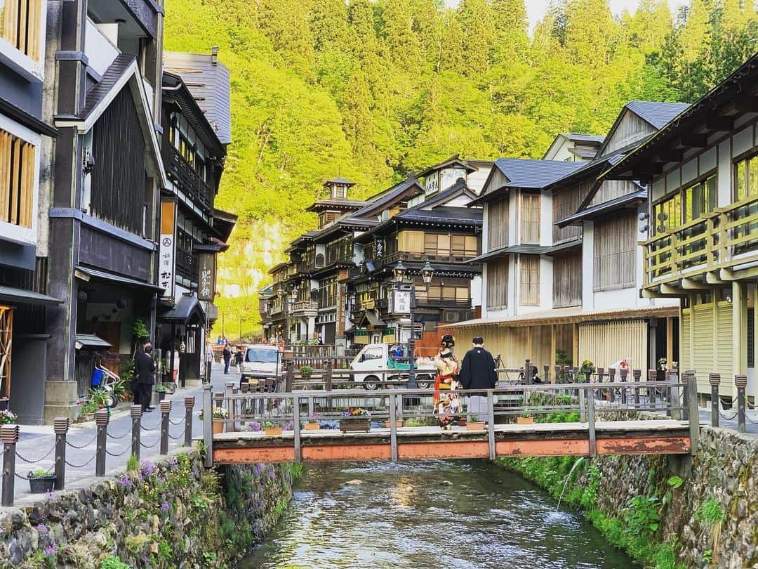 善し さんのインスタグラム写真 - (善し Instagram)「山形県の銀山温泉にロケ。  大正ロマンの温泉街。  千と千尋のモデルの１つなんて言われてるよ。  熱めの温泉に浸かって寒い温泉街を歩くのはめっちゃええやん。  関係ないけどシャツがネコちゃんのシルエット。」5月24日 9時11分 - cowcow44