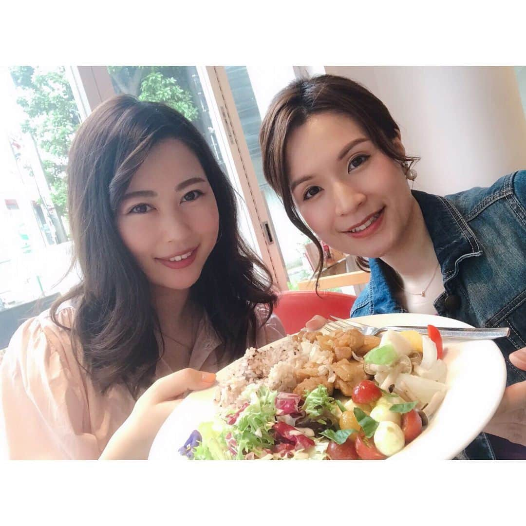 安蒜幸紀さんのインスタグラム写真 - (安蒜幸紀Instagram)「. 群馬テレビ時代の同期 小嶋里奈アナウンサーとランチ😋🍽 . 4月から小嶋アナも東京に来たので また近くに住めてたくさん会えるのが嬉しい😆🧡 . 群テレ時代もよくこうやって ランチ一緒に食べてたな〜✨ （お気に入りは川原町の和食ランチでした。笑） . 楽しくて話が尽きない！！ 丸一日付き合ってくれて有難う😽💓 またすぐにね👋 . #東京#表参道#ランチ#レストラン#カフェ#hanami#群馬テレビ#群テレ#同期#アナウンサー#フリーアナウンサー#女子会」5月24日 9時05分 - ambirusaki