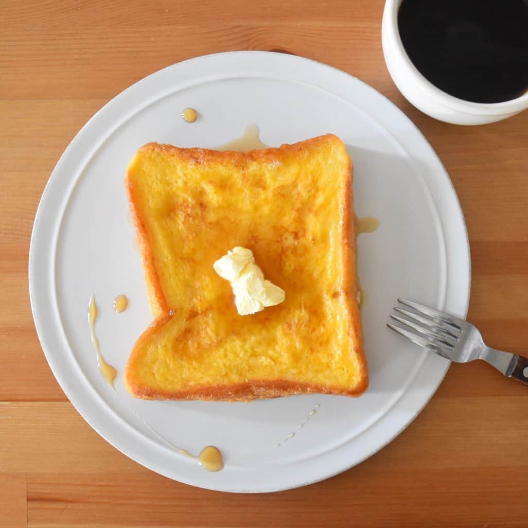 山崎佳のインスタグラム：「Today’s breakfast. 超シンプルフレンチトースト。 娘の高熱は、結局突発性発疹というこの年齢の子どもがよくなる病気でした。原因もわかったし、今はすっかり元気でごはんもりもり、夜もぐっすり、保育園も行けて一安心。 ですが。今度は私が喉風邪でひどい咳にひどい声枯れ。咳で昼間も疲れるし、夜は寝付けないしで、今週は日に日に体力が落ちてく…。なのに娘2人は朝5:30起きで、下の子は6時にはお腹がすいて「パン！！」とせがむ…。 お休みの明日くらいは、7時くらいまでぐっすり寝てくれますように！！」