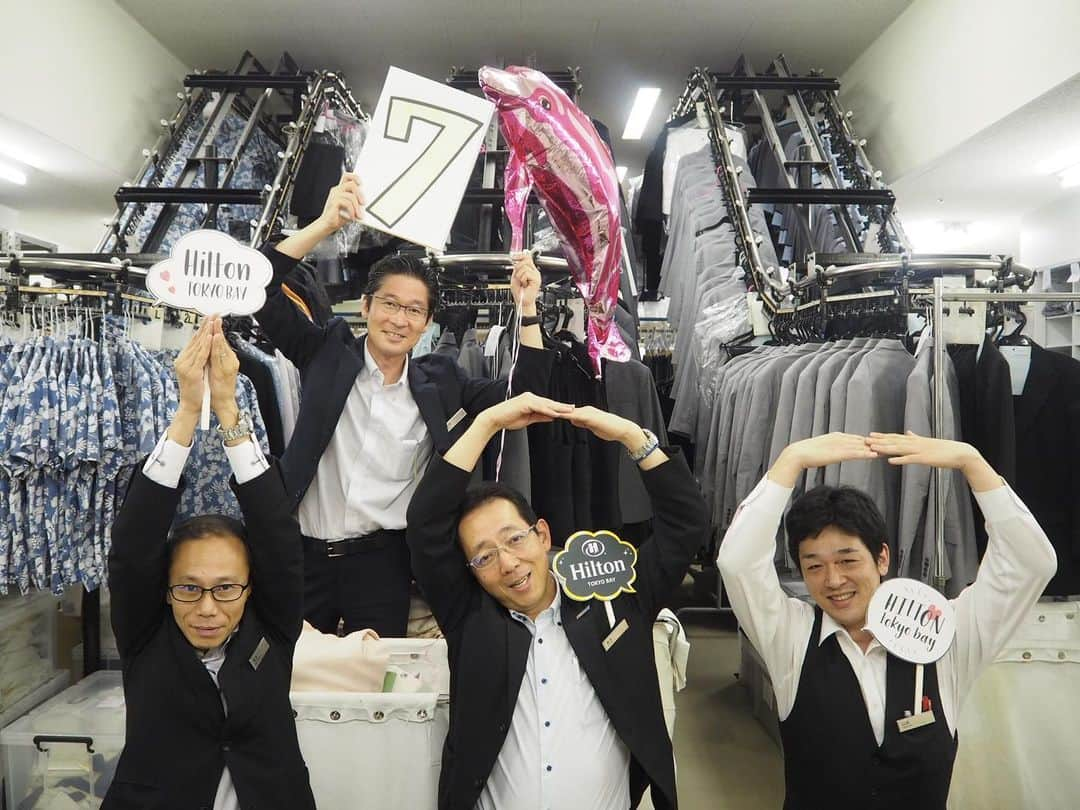 ヒルトン東京ベイ Hilton Tokyo Bayさんのインスタグラム写真 - (ヒルトン東京ベイ Hilton Tokyo BayInstagram)「7 days to go until Hilton’s 100th anniversary🎉 . ヒルトン100周年まであと7日！ 7日目のカウントダウンは、ハウスキーピングチーム🧹お部屋やパブリックエリアの清掃はもちろんのこと、スタッフのユニフォーム管理やバックサイドの清掃など、多岐に渡って施設を管理しています🏨 Countdown by housekeeping team! . #ヒルトン東京ベイ #東京ディズニーリゾート #舞浜 #チーム #ホテル #100周年 #100周年記念 #ヒルトン #ヒルトンセレブレーション100 #ホテルマン #hilton100 #hilton #tokyodisneyresort #maihama #hiltontokyobay #Hilton100anniversary #wearehilton #housekeepingteam #100th #100thanniversary #anniversary #celebrate #diversity #diversityandinclusion #gptw #greatplacetowork」5月24日 9時13分 - hiltontokyobay