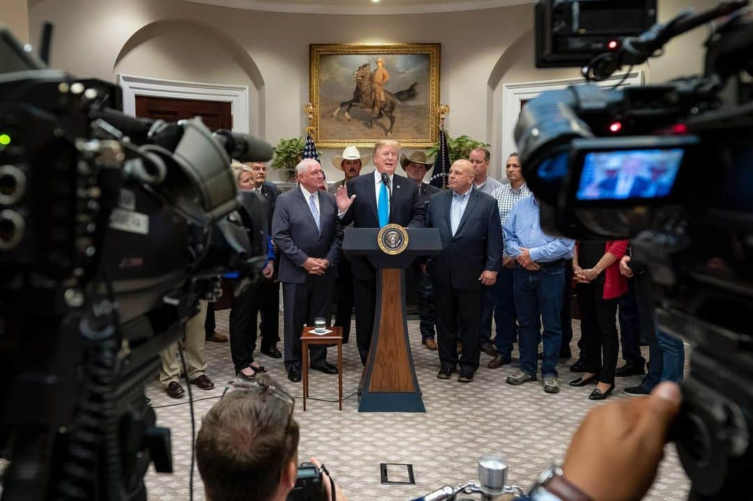 ドナルド・トランプさんのインスタグラム写真 - (ドナルド・トランプInstagram)「President Trump delivered remarks on supporting America’s farmers and ranchers this afternoon in the Roosevelt Room of the White House.」5月24日 9時19分 - realdonaldtrump