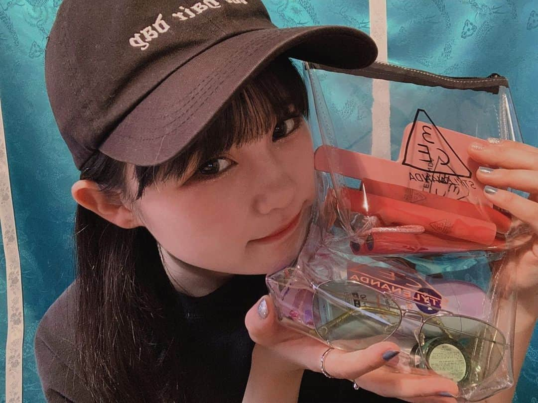 村川緋杏さんのインスタグラム写真 - (村川緋杏Instagram)「かわいいポーチと鏡とリップちゃん🦞 . 夏楽しみすぎん？🤫 . #stylenanda #3CE #ポーチ #鏡 #リップ #nivea #日焼け止め #サングラス #わんわん」5月24日 9時28分 - murakawabibiann