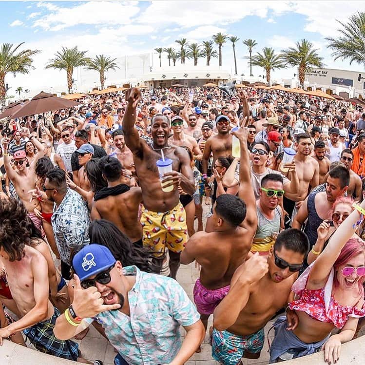ファンクマスター・フレックスのインスタグラム：「1st time ever! FunkFlex on the set! Daylight Beach Club! Mandalay Bay! Tomorrow 3pm / 3hour set! I’m so ready! @litdigitaldjs !!!!!」