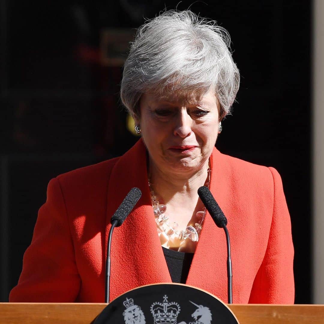 CNNさんのインスタグラム写真 - (CNNInstagram)「UK Prime Minister Theresa May choked up as she announced her resignation Friday morning. "I will shortly leave the job that it has been the honor of my life to hold," she said. May was forced into making Friday's announcement after losing the support of her Cabinet, many of whom were fed up with the ongoing turmoil over Brexit. May said she would quit as leader of the Conservative Party on June 7, but would stay on as Prime Minister until a successor is chosen. (📷 Leon Neal/Getty Images)」5月24日 20時23分 - cnn