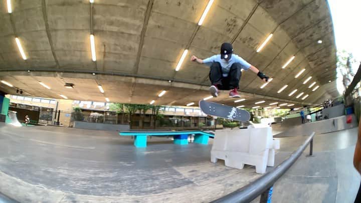 藤沢虹々可のインスタグラム：「I ❤️LONDON 🎥 @daisukehayakawa_jp  @meowskateboards @adidasskateboarding @pushgrip @lafayettecrew @act_sb_store」