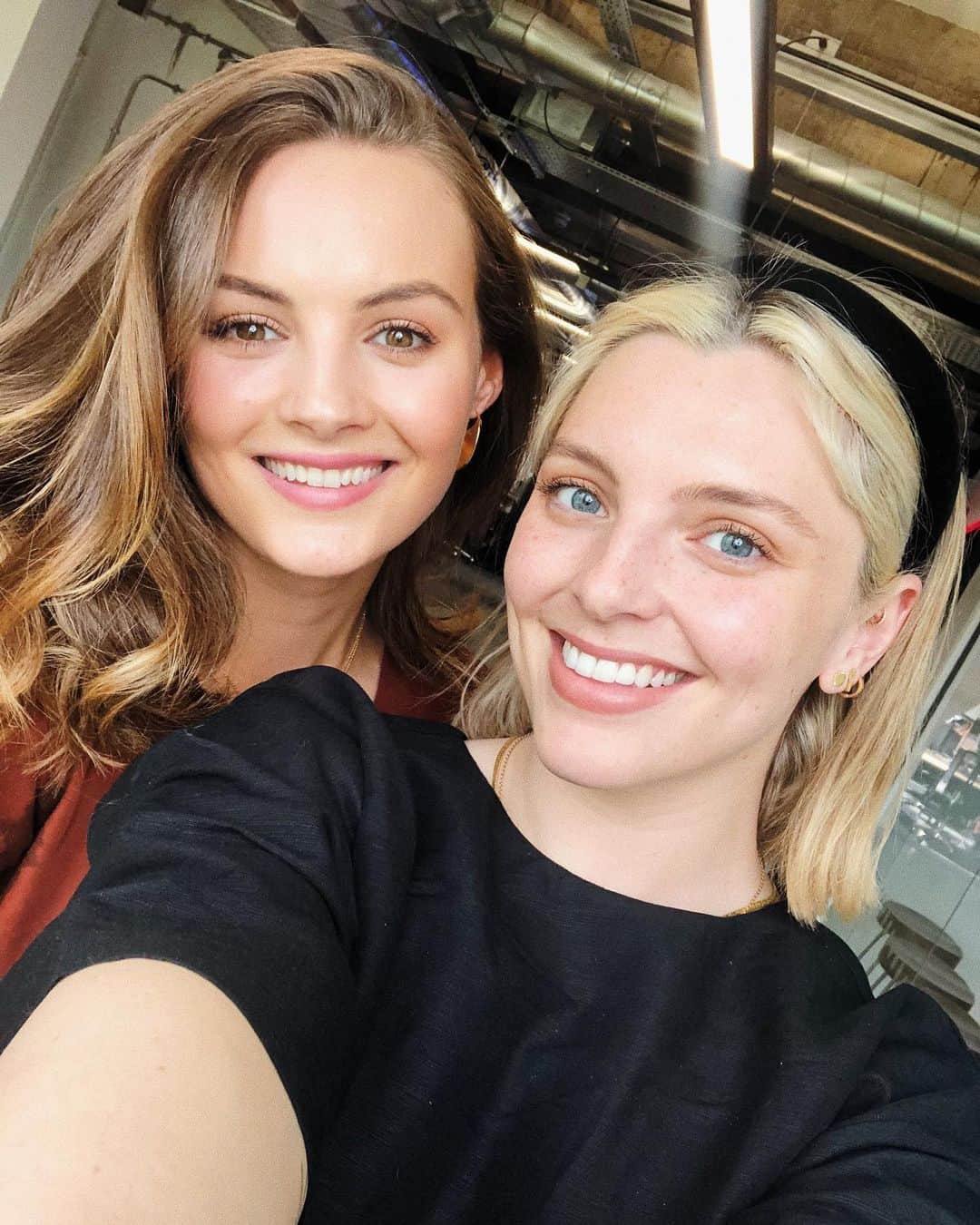 Estée Lalondeのインスタグラム：「Love, love, loved having @niomismart on my podcast! We spoke all about plant based eating, wellness and her recent work with @womenforwomenuk 💕 Listen to her episode of @youreontheline wherever you get your podcasts! #onthelinepodcast 💋 (PS - how photogenic is she?! )」